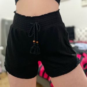 WOMEN’S NO BOUNDARIES SHORTS